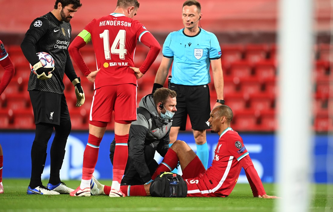 Fabinho de Liverpool est blessé avant de quitter le match lors du match de la Ligue des champions entre Liverpool et le FC Midtjylland au stade Anfield le 27 octobre 2020